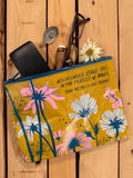 Pochette a fermeture eclair Wild flowers Stand Zipper Pouch Lifestyle