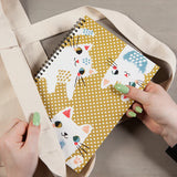 Carnet à spirales sur fond jaune ocre, chats blanc avec motifs - Meow Meow, lifestyle