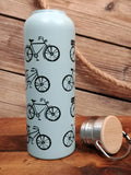 Bouteille réutilisable bleue à motif de vélos avec anse et bouchon en bamboo avec son bouchon retiré