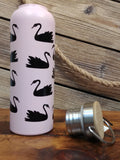 Bouteille réutilisable rose à motif de cygnes avec anse et bouchon en bamboo avec son bouchon retiré
