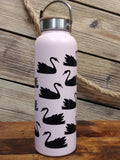 Bouteille réutilisable rose à motif de cygnes avec anse et bouchon en bamboo