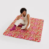 Baggu - Couverture À Pique-Nique Puffy Picnic Blanket - Strawberry Blossom Éclosion De Fraises Déroulée