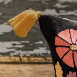 Coussin brode - Amulet - Detail