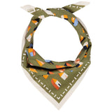 Danica Bandana Burrow Avec Petites Maisons Simples Fond Vert Olive A Contour Beige
