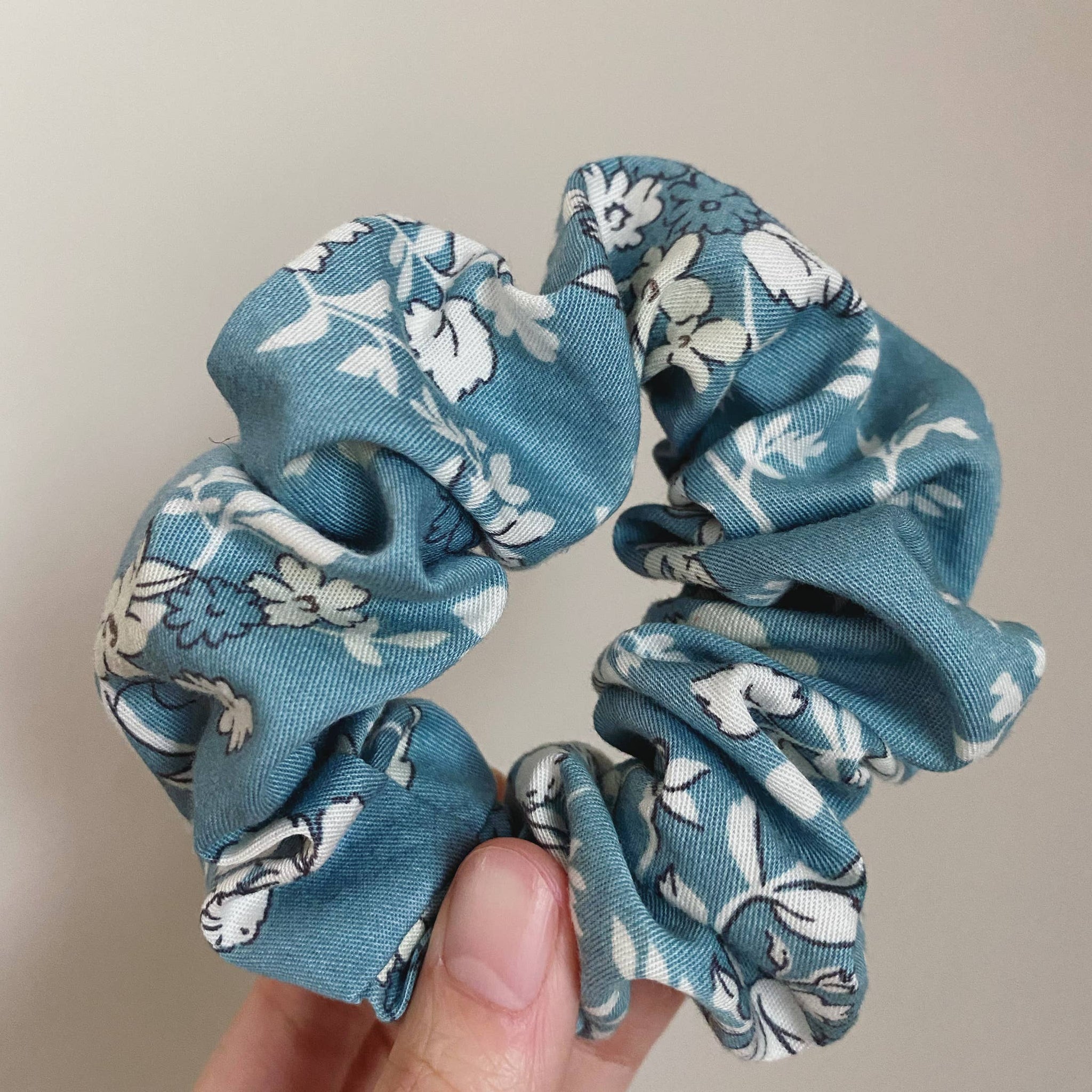 BELLA Chouchou Large Blue♡ Chouchou Satiné extra-large Baby blue | Boutique du Cheveu