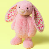 Jellycat - Lapin Rose Luxe Blushkin Blossom Bunny Original - BAS3ROSE - Debout Sur Fond Jaune