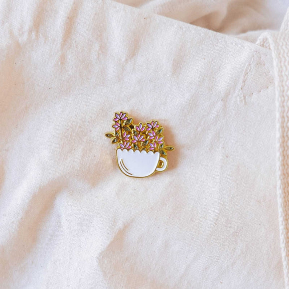 Mimi Et August - Épinglette En Émail - Tasse Fleurie