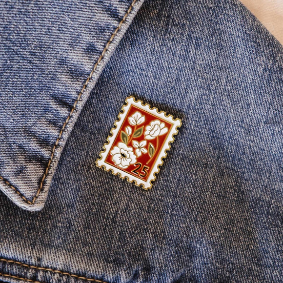 Mimi Et August - Épinglette En Émail - Timbre Fleur