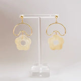 Yellow Dots Studio-Boucle d'oreilles fleurs en acrylique avec cerceaux abstraits stand