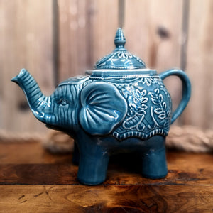Théière bleue en céramique, en forme d’éléphant, mesure environ 11" de long sur 8,5" de hauteur, couvercle et trompe compris.