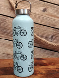 Bouteille réutilisable bleue à motif de vélos avec anse et bouchon en bamboo