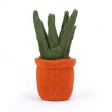 Très doux, ce joli Yucca dans son pot a un joli pelage orange, vert et brun. Comme tout bon Yucca, il a un joli pot, mais celui là est tout doux. Et pour remplir ce beau pot, il y a une jolie "terre" touffue, et de belles tiges toutes douces Il a aussi de belles jambes côtelées. Vous l'aurez compris, ce yucca, en plus d'être adorable, présente un jeu de textures plus qu'agréable. Une belle idée cadeau farfelue et toute douce !