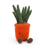 Très doux, ce joli Yucca dans son pot a un joli pelage orange, vert et brun. Comme tout bon Yucca, il a un joli pot, mais celui là est tout doux. Et pour remplir ce beau pot, il y a une jolie "terre" touffue, et de belles tiges toutes douces Il a aussi de belles jambes côtelées. Vous l'aurez compris, ce yucca, en plus d'être adorable, présente un jeu de textures plus qu'agréable. Une belle idée cadeau farfelue et toute douce !