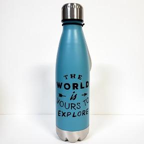 Bouteille isolée "The wold is yours to explore"